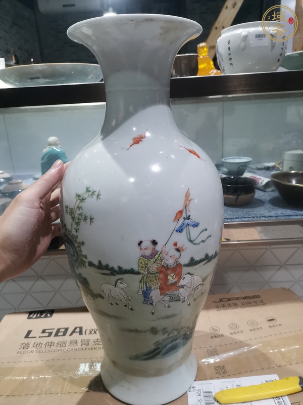 古玩陶瓷三陽開泰粉彩觀音瓶真品鑒賞圖