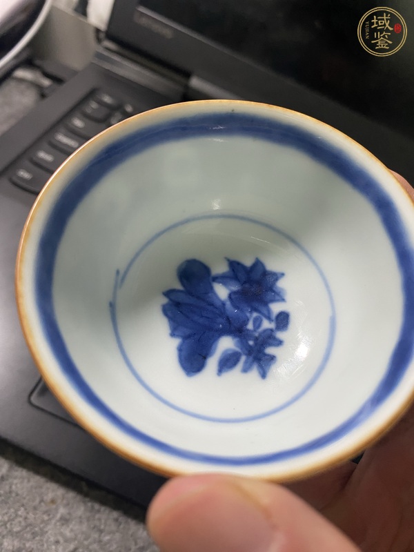 古玩陶瓷花卉紋青花杯真品鑒賞圖