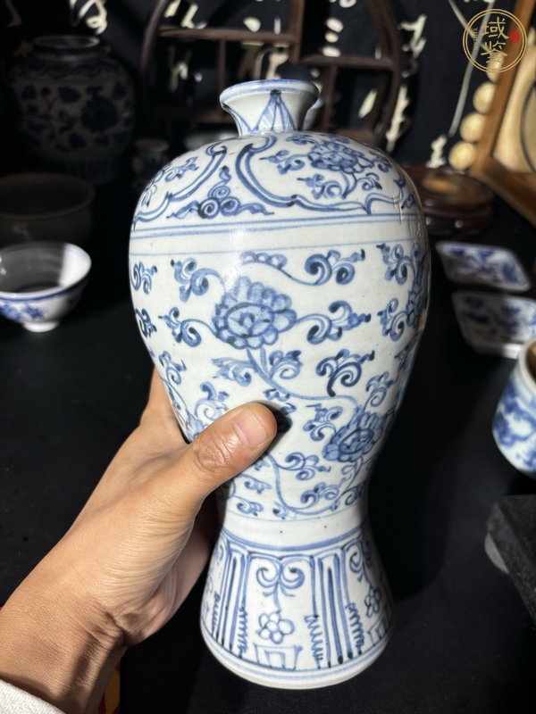 古玩陶瓷青花纏枝花卉紋梅瓶真品鑒賞圖