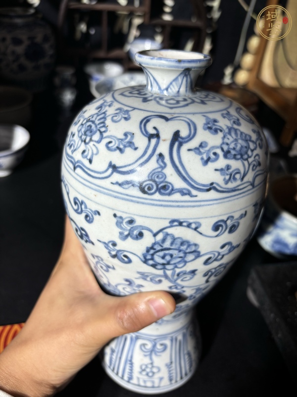 古玩陶瓷青花纏枝花卉紋梅瓶真品鑒賞圖