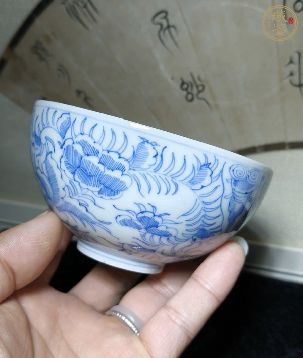 古玩陶瓷日本明治青花淡描花卉紋茶碗真品鑒賞圖