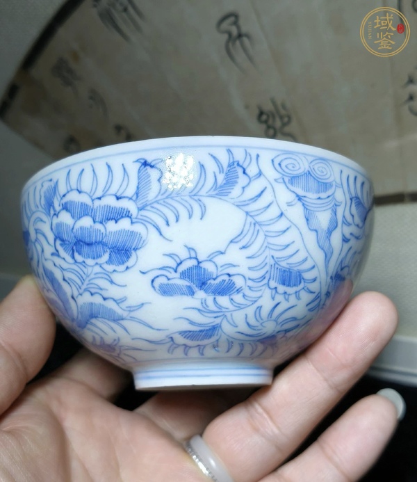 古玩陶瓷日本明治青花淡描花卉紋茶碗真品鑒賞圖