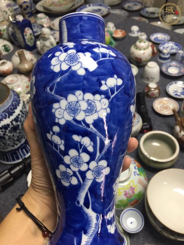 古玩陶瓷青花留白梅紋雞腿蓋瓶真品鑒賞圖