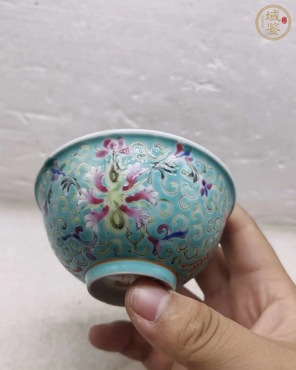 古玩陶瓷松石綠粉彩花卉紋壽字茶碗真品鑒賞圖