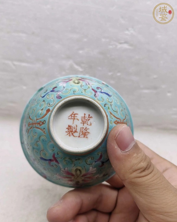 古玩陶瓷松石綠粉彩花卉紋壽字茶碗真品鑒賞圖