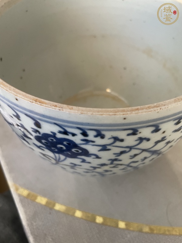 古玩陶瓷花卉紋青花蓋缸真品鑒賞圖