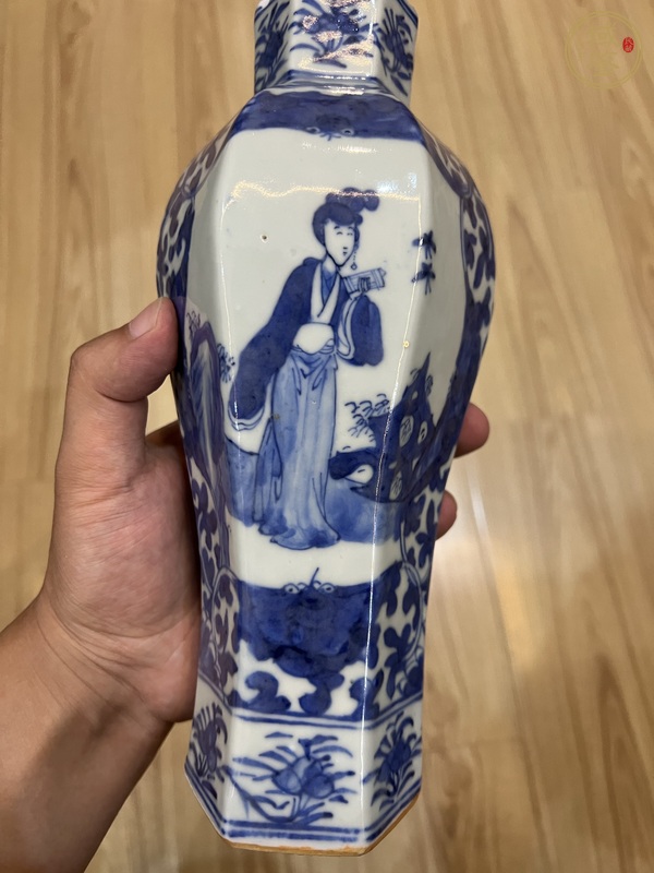 古玩陶瓷清光緒青花仕女圖方瓶真品鑒賞圖