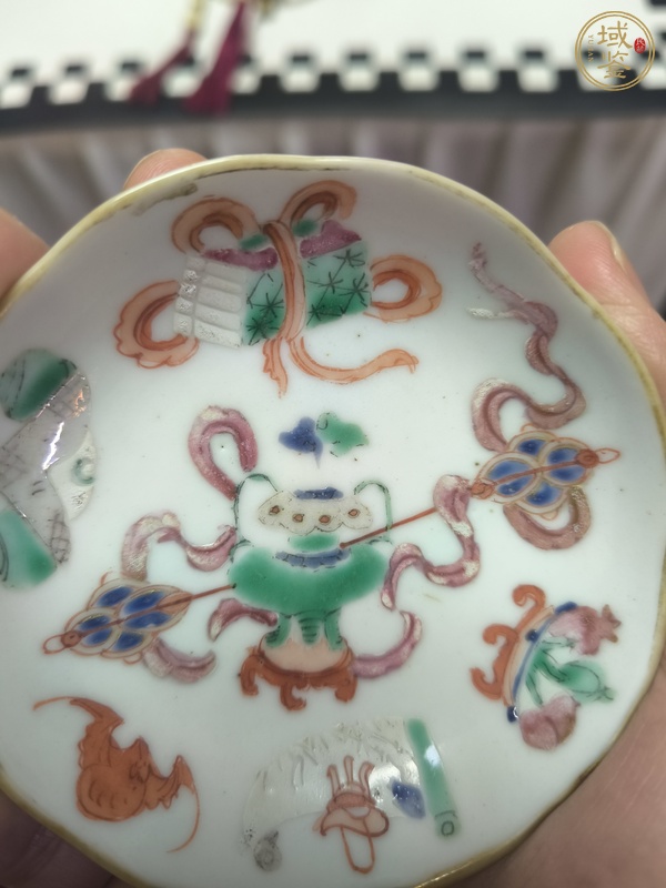 古玩陶瓷粉彩八寶紋花口盤真品鑒賞圖