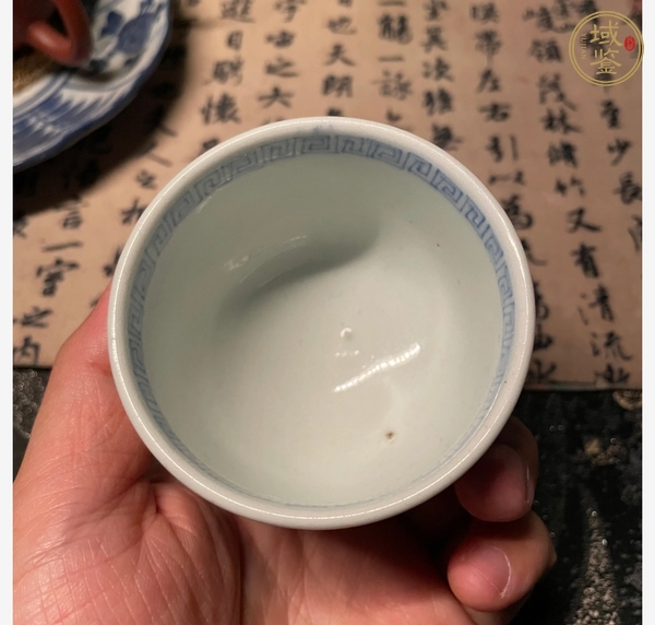 古玩陶瓷日本瓷青花花卉紋杯真品鑒賞圖