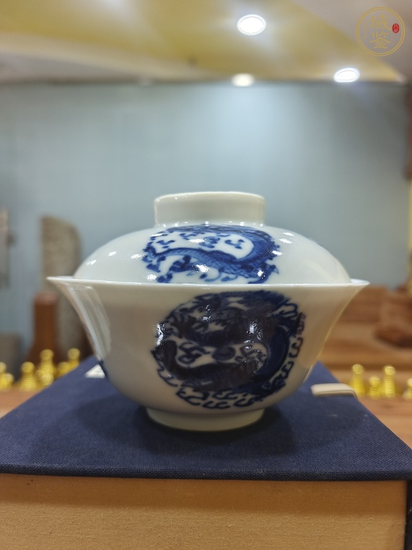 古玩陶瓷團龍紋青花蓋碗真品鑒賞圖