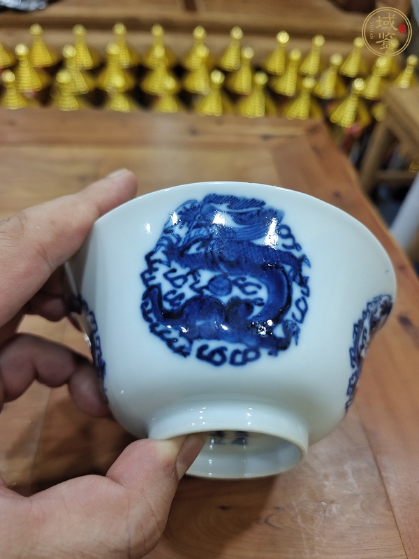 古玩陶瓷團(tuán)龍紋青花蓋碗真品鑒賞圖