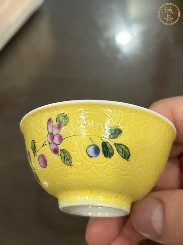 古玩陶瓷黃地粉彩軋道花卉紋茶碗真品鑒賞圖