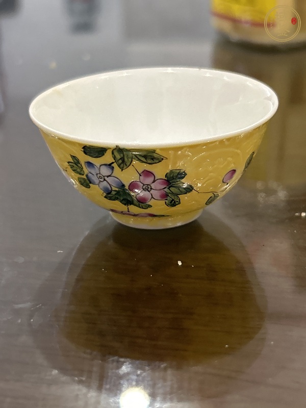 古玩陶瓷黃地粉彩軋道花卉紋茶碗真品鑒賞圖