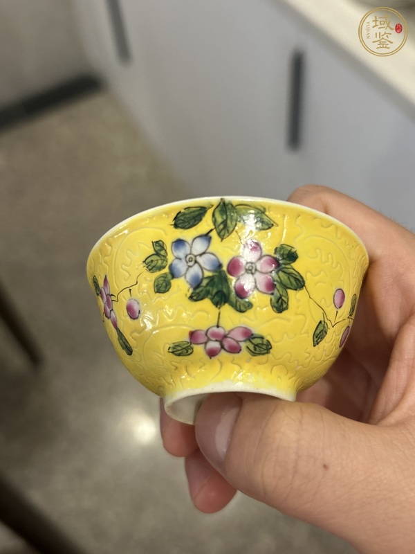 古玩陶瓷黃地粉彩軋道花卉紋茶碗真品鑒賞圖