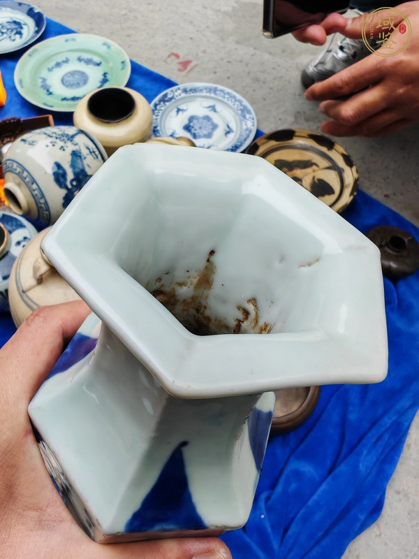 古玩陶瓷山水紋青花六方撇口瓶真品鑒賞圖