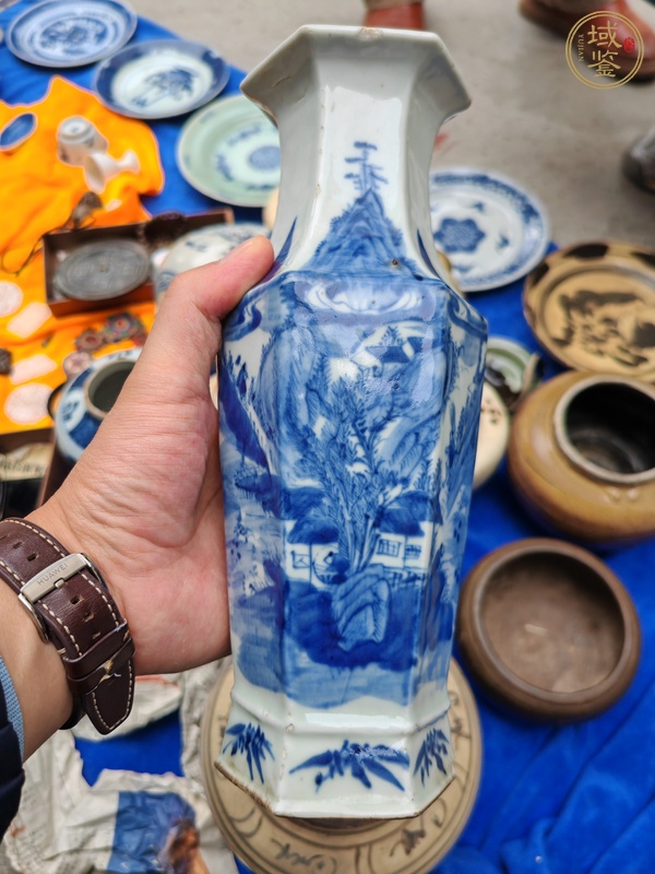 古玩陶瓷山水紋青花六方撇口瓶真品鑒賞圖
