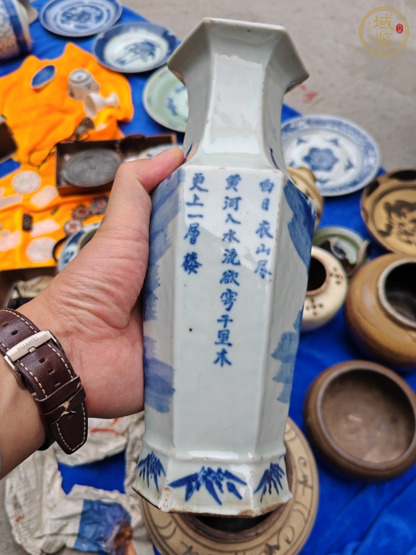 古玩陶瓷山水紋青花六方撇口瓶真品鑒賞圖