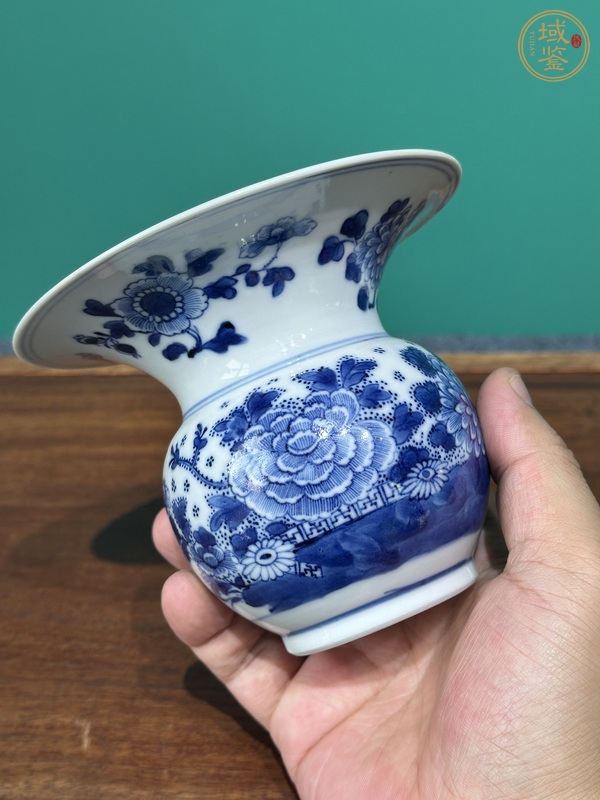 古玩陶瓷清代乾隆青花花卉紋花囊真品鑒賞圖