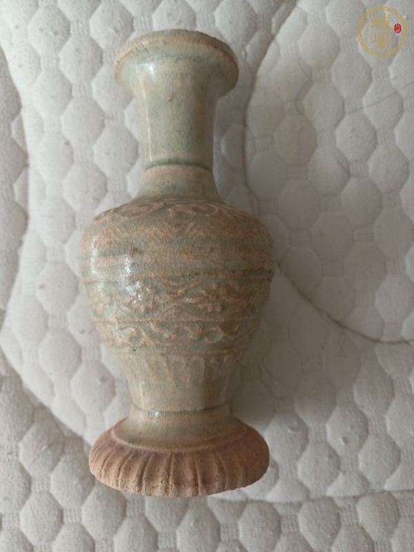 古玩陶瓷云市窯青白釉花卉紋盤口瓶真品鑒賞圖