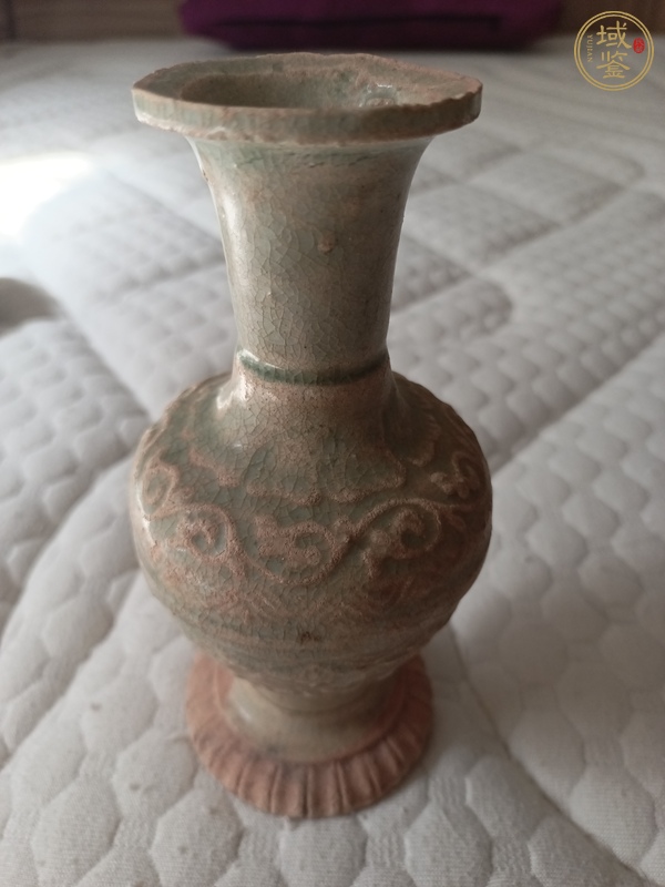 古玩陶瓷云市窯青白釉花卉紋盤口瓶真品鑒賞圖