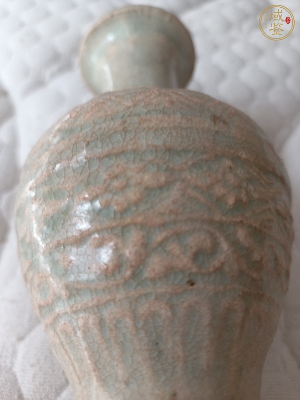 古玩陶瓷云市窯青白釉花卉紋盤口瓶真品鑒賞圖