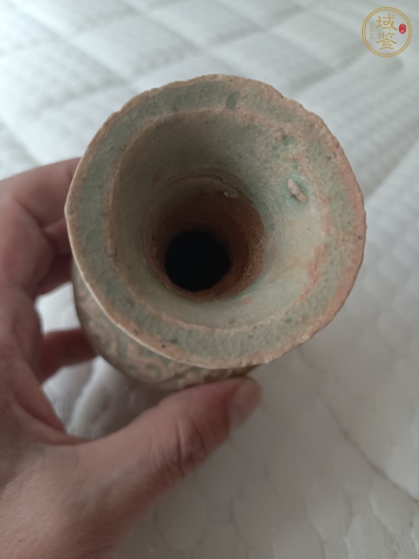 古玩陶瓷云市窯青白釉花卉紋盤口瓶真品鑒賞圖