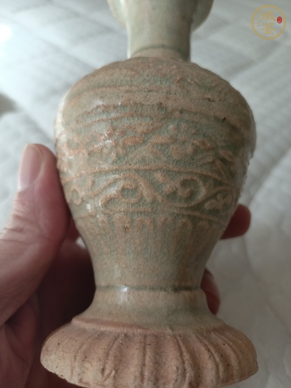 古玩陶瓷云市窯青白釉花卉紋盤口瓶真品鑒賞圖