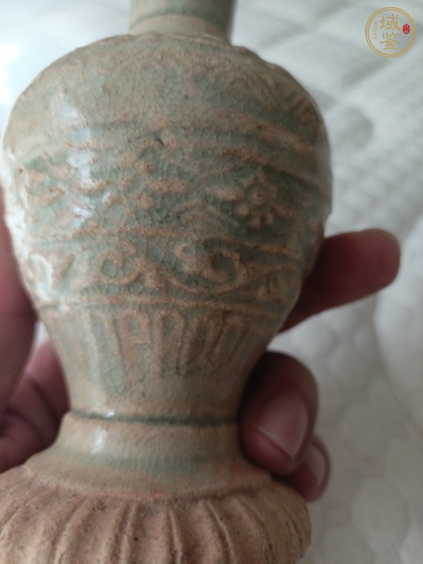 古玩陶瓷云市窯青白釉花卉紋盤口瓶真品鑒賞圖