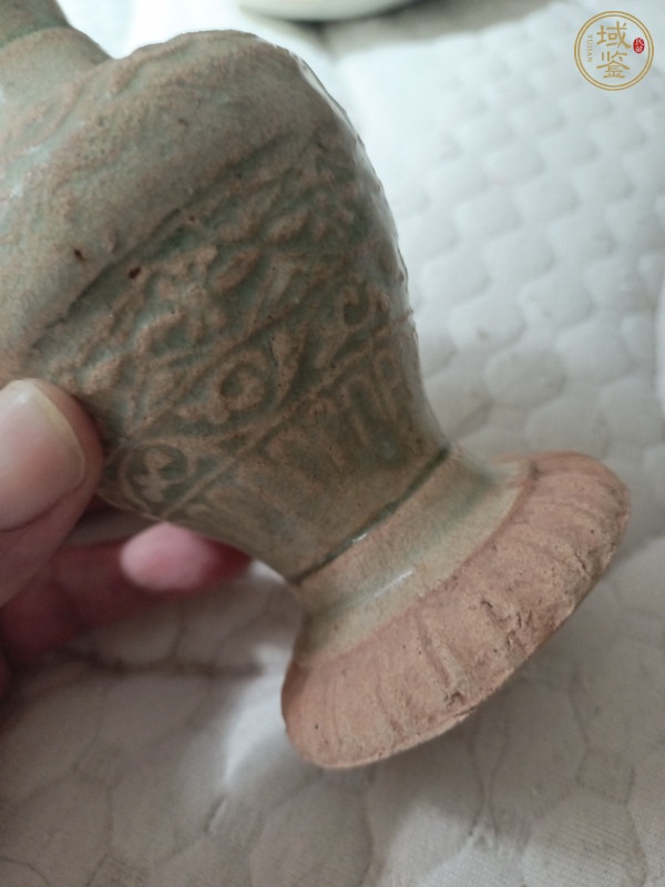 古玩陶瓷云市窯青白釉花卉紋盤口瓶真品鑒賞圖