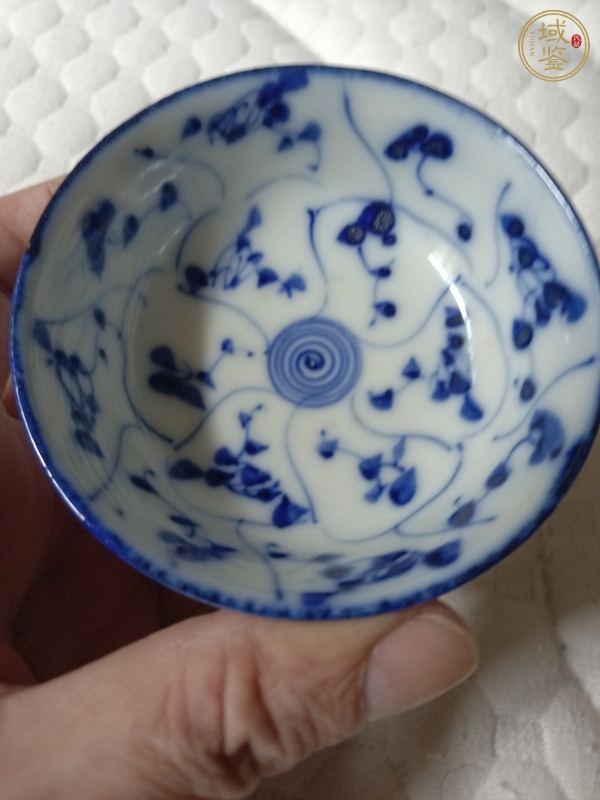 古玩陶瓷日本大正青花花卉紋茶碗真品鑒賞圖