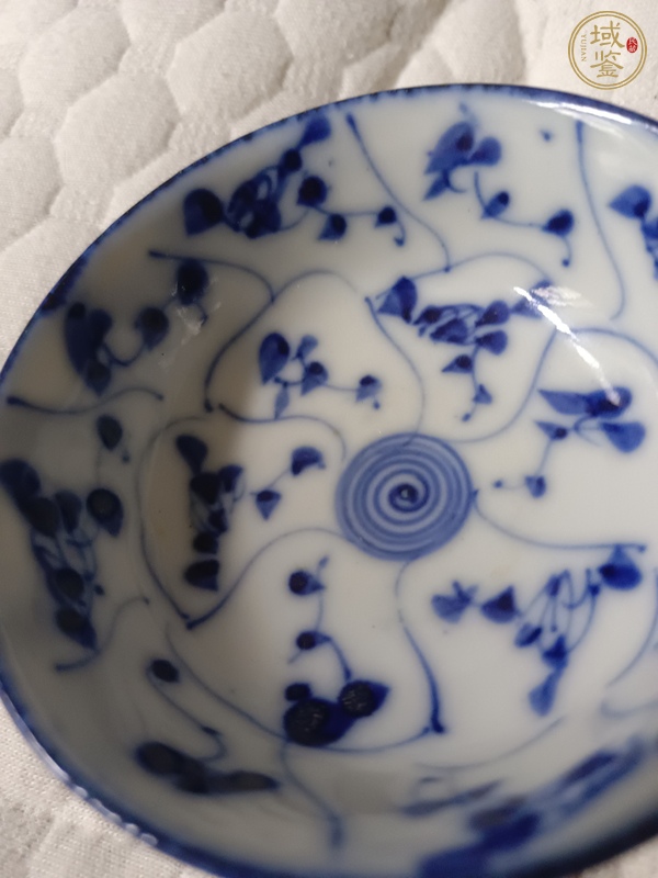 古玩陶瓷日本大正青花花卉紋茶碗真品鑒賞圖