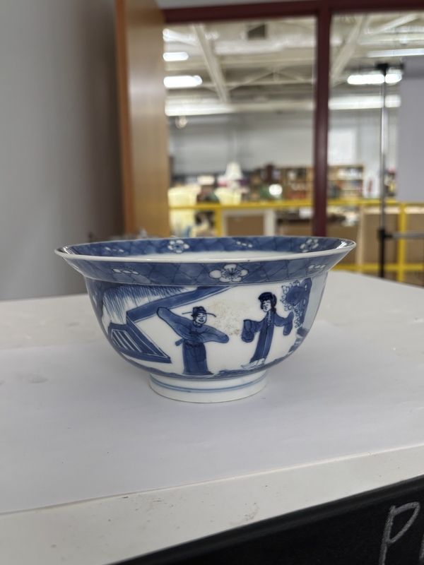 古玩陶瓷康熙青花開窗人物折沿碗拍賣,當前價格26000元