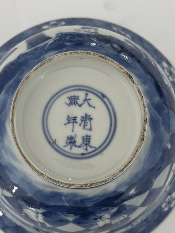 古玩陶瓷康熙青花開窗人物折沿碗拍賣,當前價格26000元