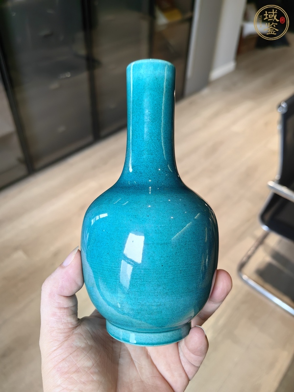 古玩陶瓷清末民初·孔雀藍釉長頸瓶真品鑒賞圖