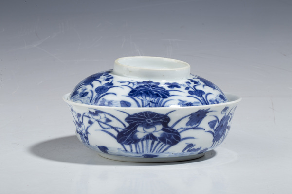古玩陶瓷晚清·青花蓮池鴛鴦紋蓋碗拍賣，當(dāng)前價格1152元
