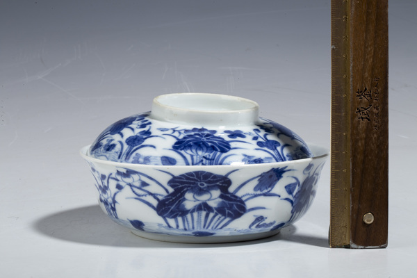 古玩陶瓷晚清·青花蓮池鴛鴦紋蓋碗拍賣，當(dāng)前價格1152元