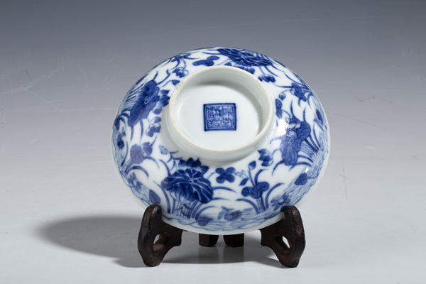 古玩陶瓷晚清·青花蓮池鴛鴦紋蓋碗拍賣，當(dāng)前價格1152元