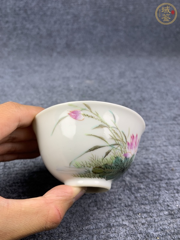 古玩陶瓷蓮池花卉紋茶圓真品鑒賞圖