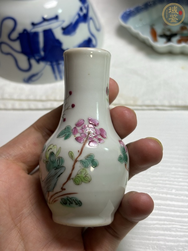 古玩陶瓷粉彩花鳥紋長頸瓶真品鑒賞圖