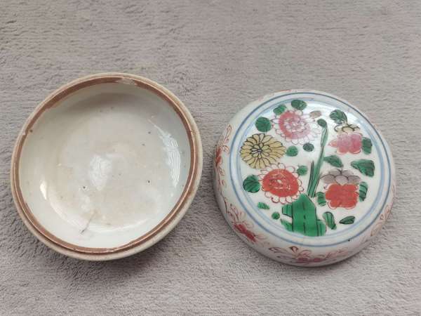 古玩陶瓷康熙五彩花卉紋蓋盒拍賣,當前價格2360元
