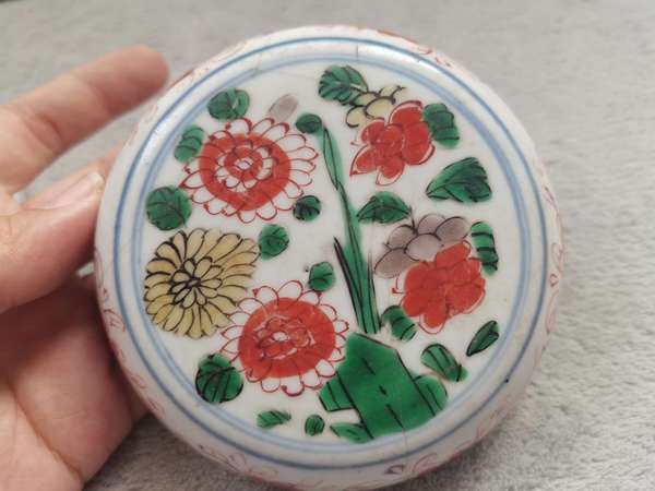 古玩陶瓷康熙五彩花卉紋蓋盒拍賣,當前價格2360元