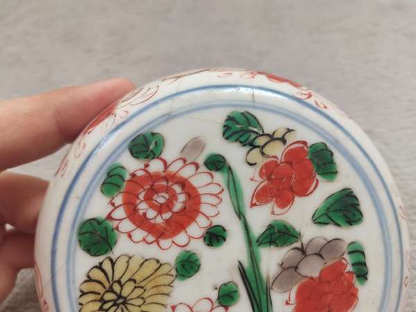 古玩陶瓷康熙五彩花卉紋蓋盒拍賣,當前價格2360元