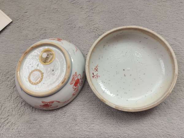 古玩陶瓷康熙五彩花卉紋蓋盒拍賣,當前價格2360元