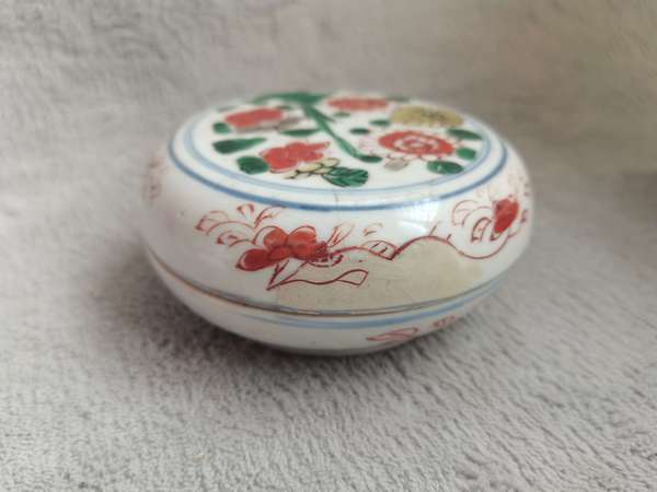 古玩陶瓷康熙五彩花卉紋蓋盒拍賣,當前價格2360元