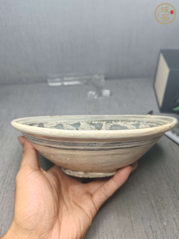 古玩瓷器白地黑花游鱼纹折沿盘真品鉴赏图