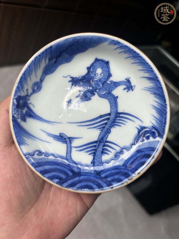 古玩陶瓷魚龍變化青花盤真品鑒賞圖