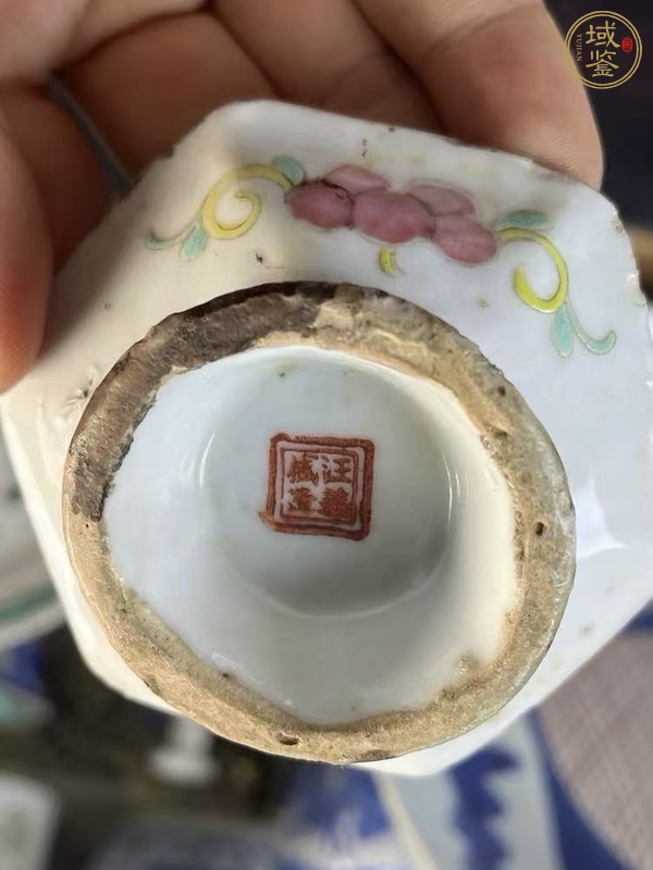 古玩陶瓷花蝶紋粉彩六方盤真品鑒賞圖