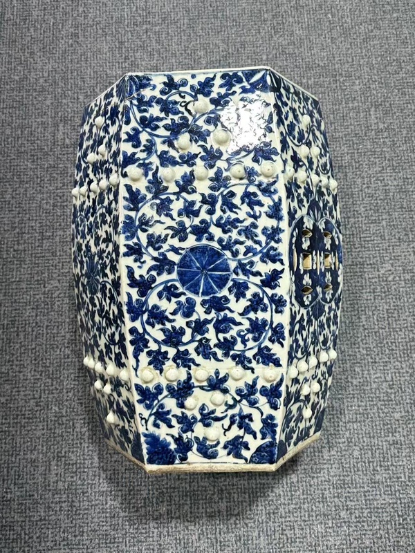 古玩轉賣清道光·青花纏枝花卉紋六方鼓型繡墩兒拍賣,當前價格6988元