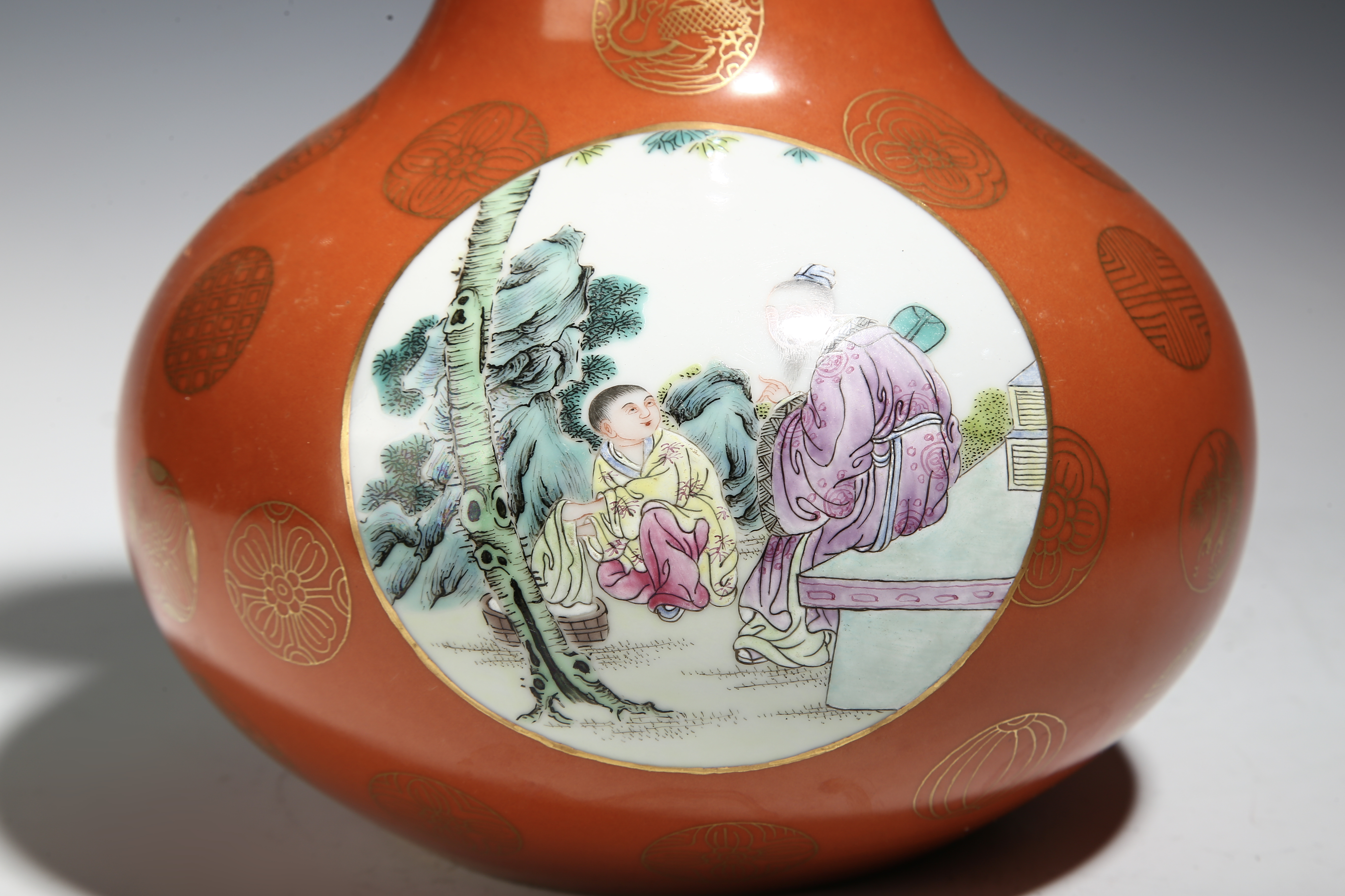 域鉴古玩】民国·“洪宪年制”珊瑚红地描金皮球花开窗粉彩人物纹赏