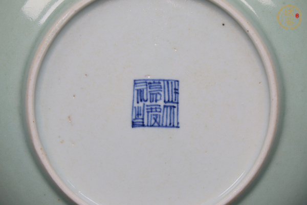古玩陶瓷清中期·青釉淺腹盤真品鑒賞圖